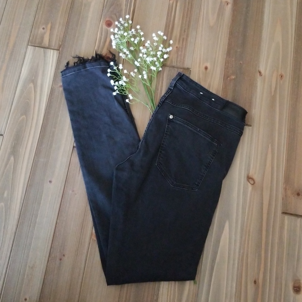 Distressed skinny jeans